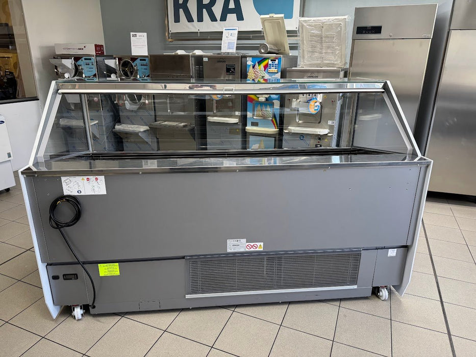 Gebrauchte ISA MILLENNIUM ST 220 Gelato PRO Eisvitrine – Top Zustand (B 220 x T 110 x H 135 cm) - krae - shop.com
